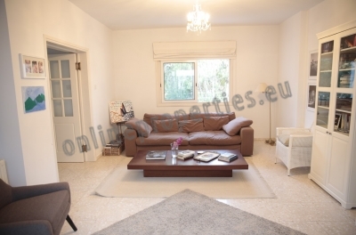 To change image, hover mouse over thumbnails below