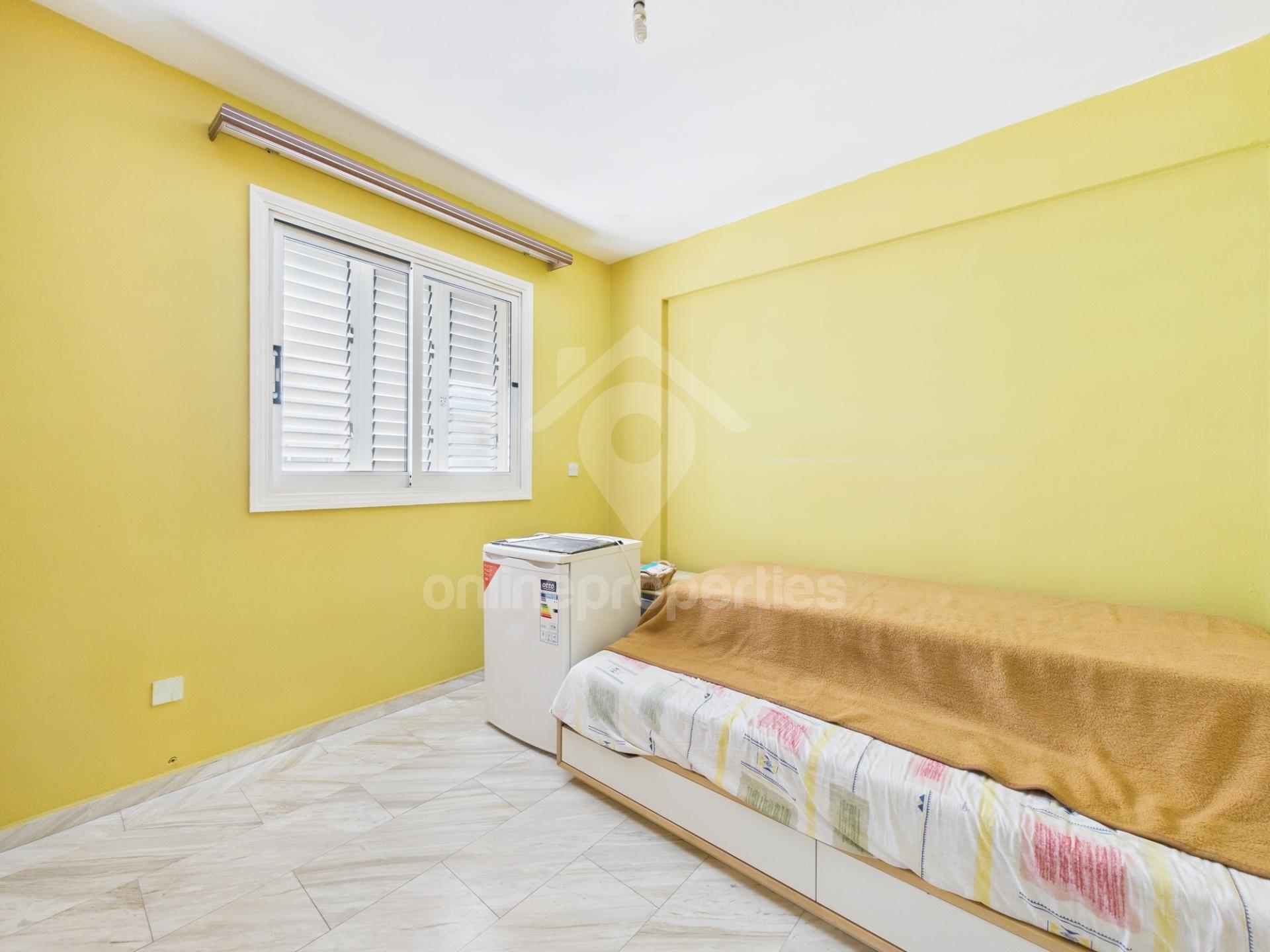 To change image, hover mouse over thumbnails below