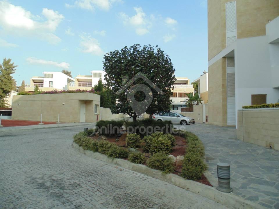 To change image, hover mouse over thumbnails below