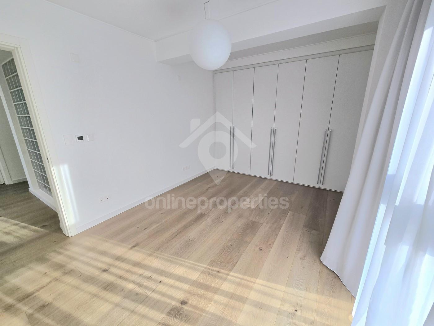 To change image, hover mouse over thumbnails below