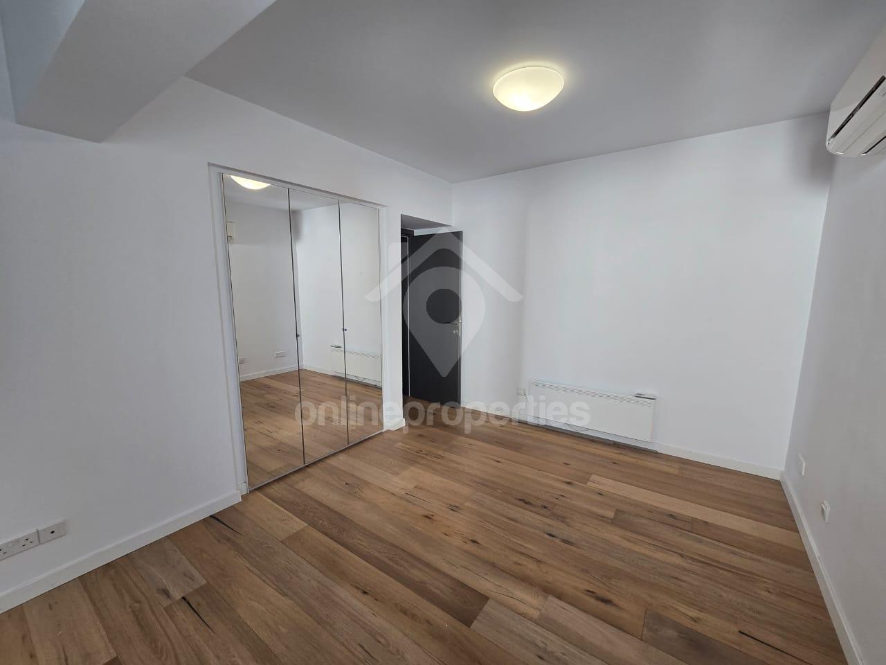 To change image, hover mouse over thumbnails below