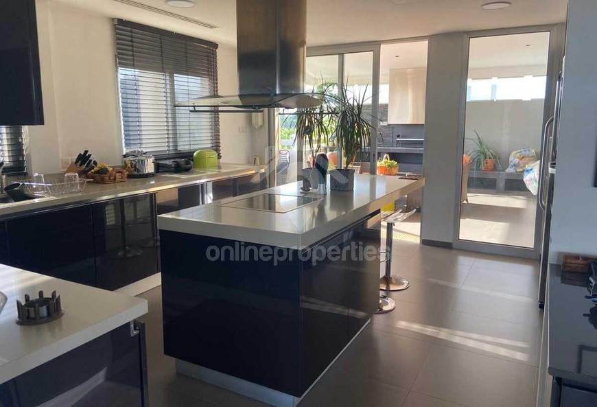 To change image, hover mouse over thumbnails below