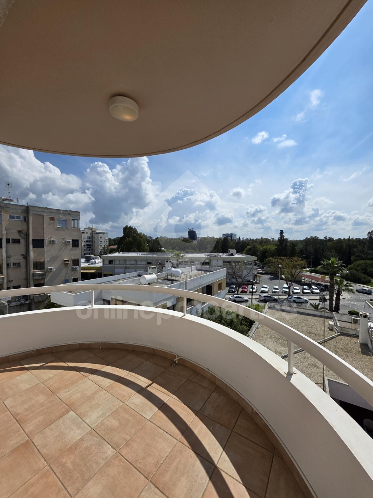 To change image, hover mouse over thumbnails below