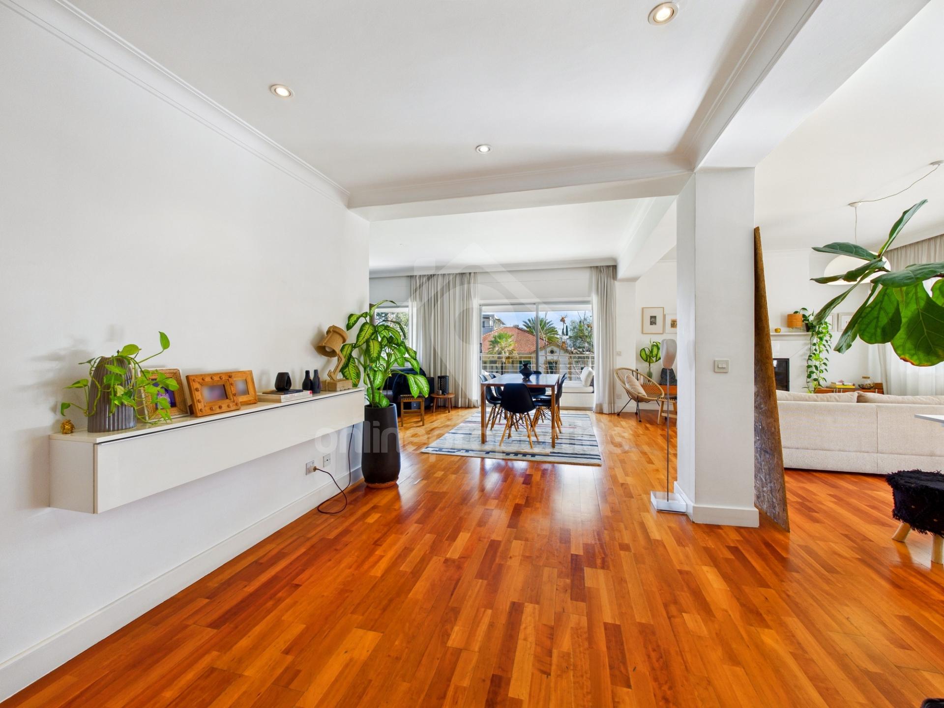 To change image, hover mouse over thumbnails below