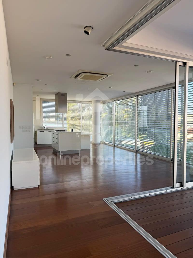 To change image, hover mouse over thumbnails below