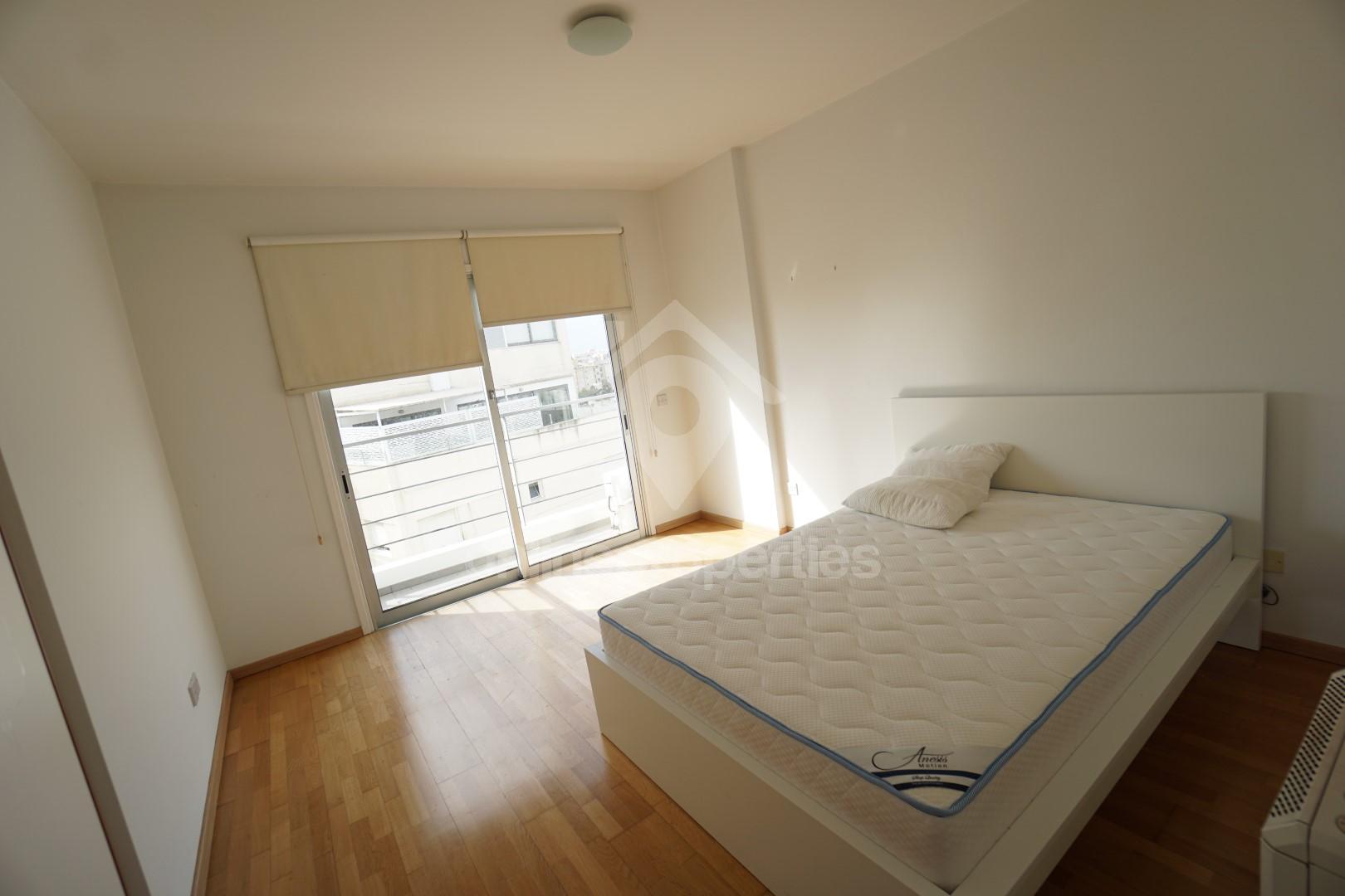 To change image, hover mouse over thumbnails below