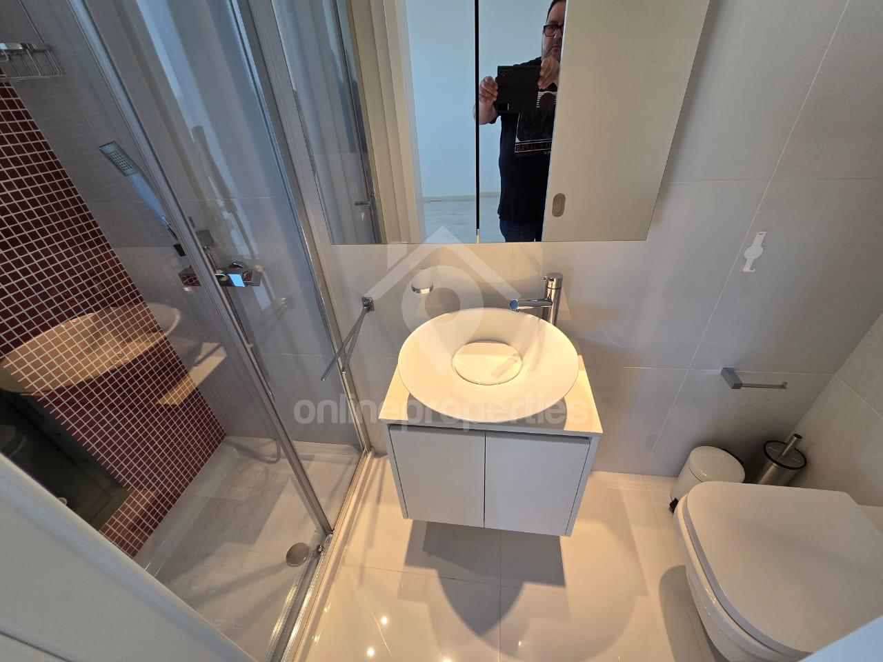 To change image, hover mouse over thumbnails below