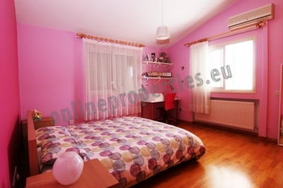 To change image, hover mouse over thumbnails below