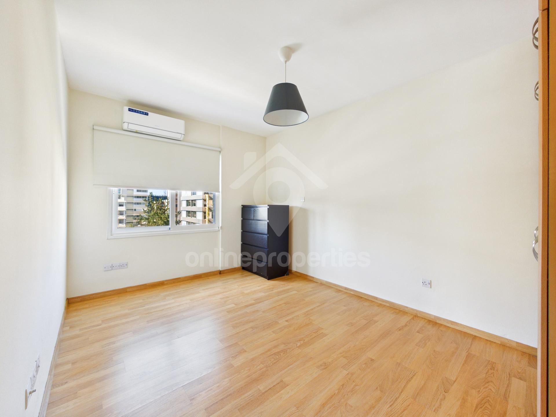 To change image, hover mouse over thumbnails below