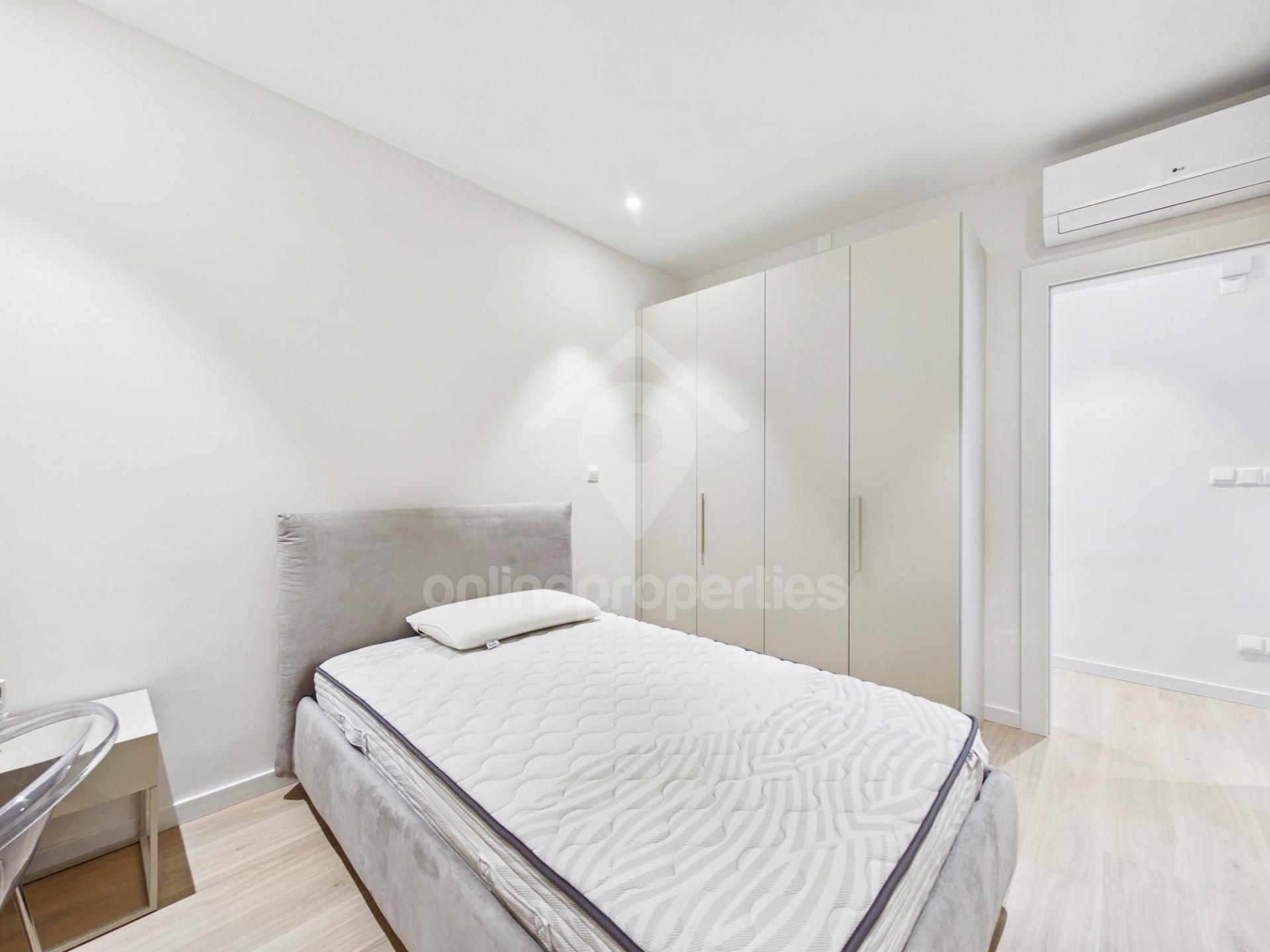 To change image, hover mouse over thumbnails below