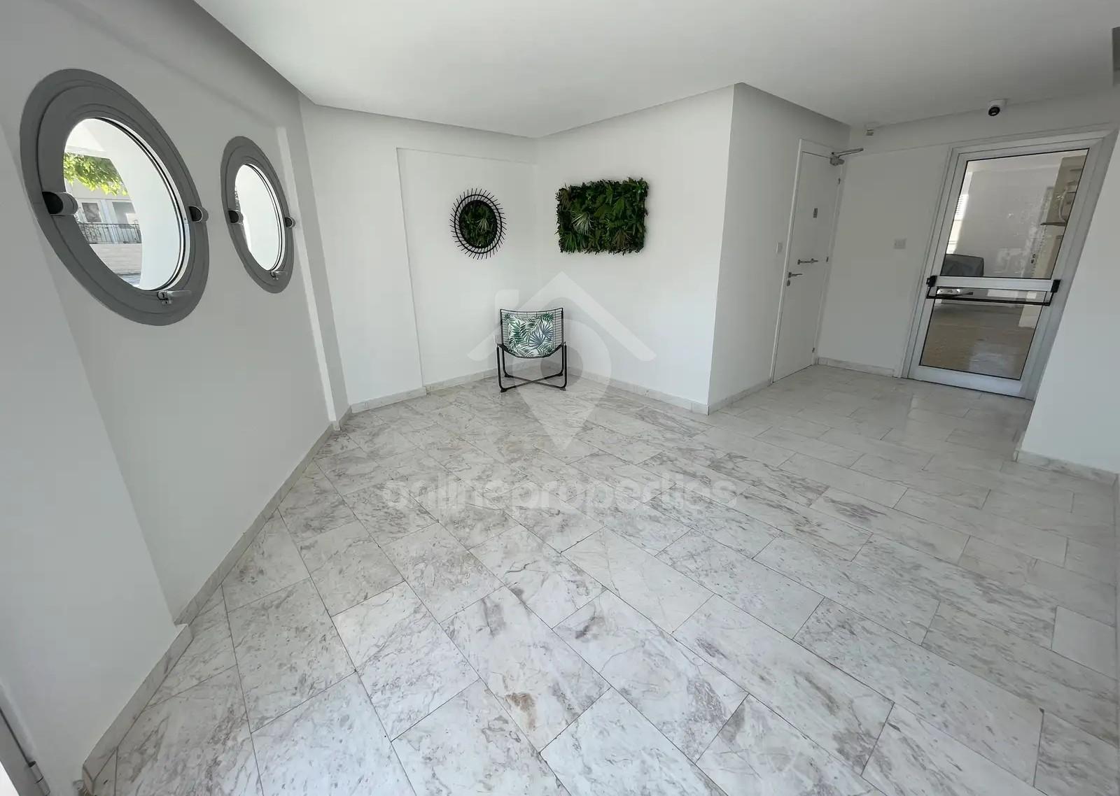 To change image, hover mouse over thumbnails below