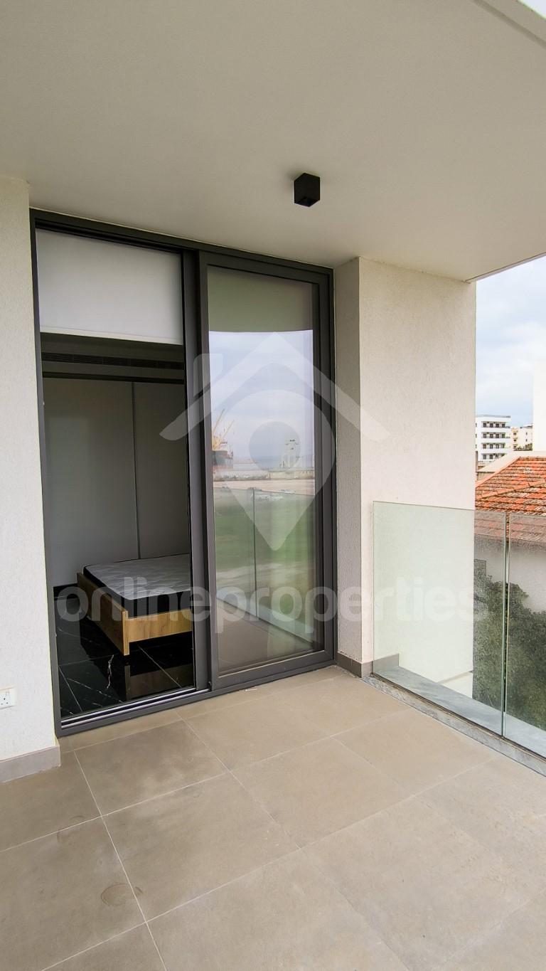 To change image, hover mouse over thumbnails below