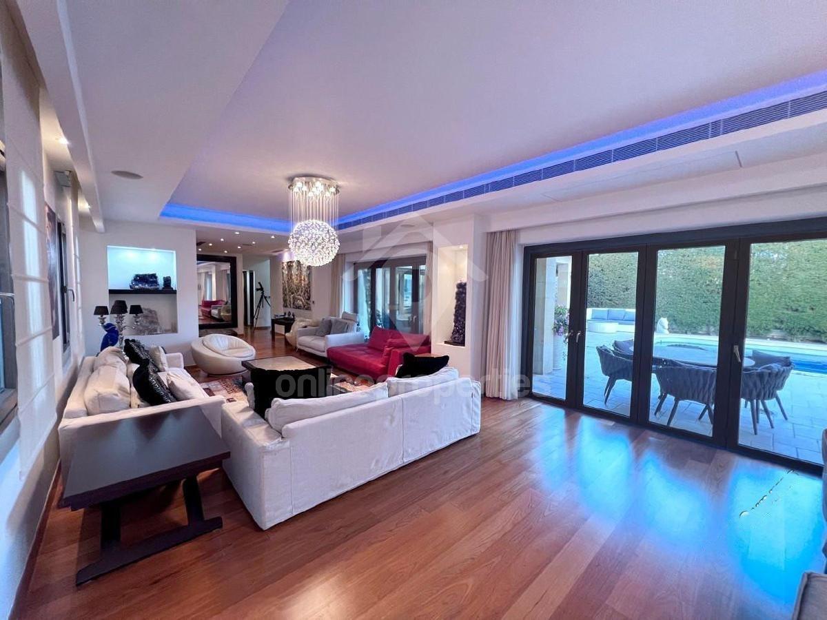 To change image, hover mouse over thumbnails below