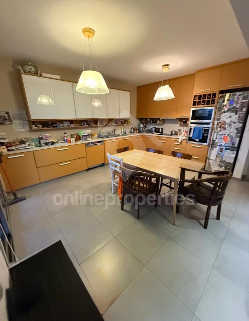 To change image, hover mouse over thumbnails below