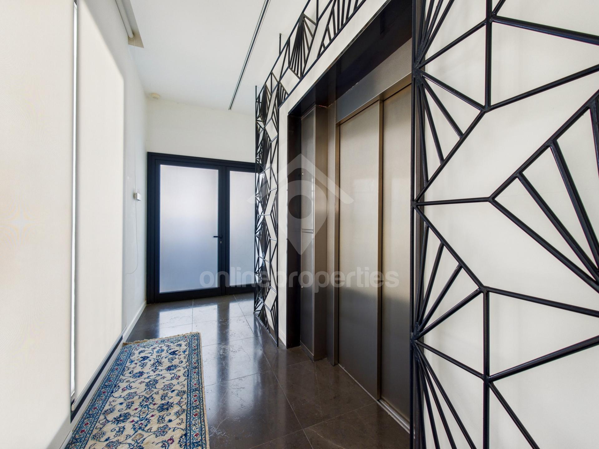 To change image, hover mouse over thumbnails below