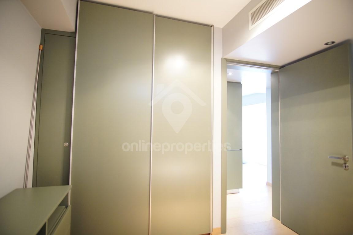 To change image, hover mouse over thumbnails below