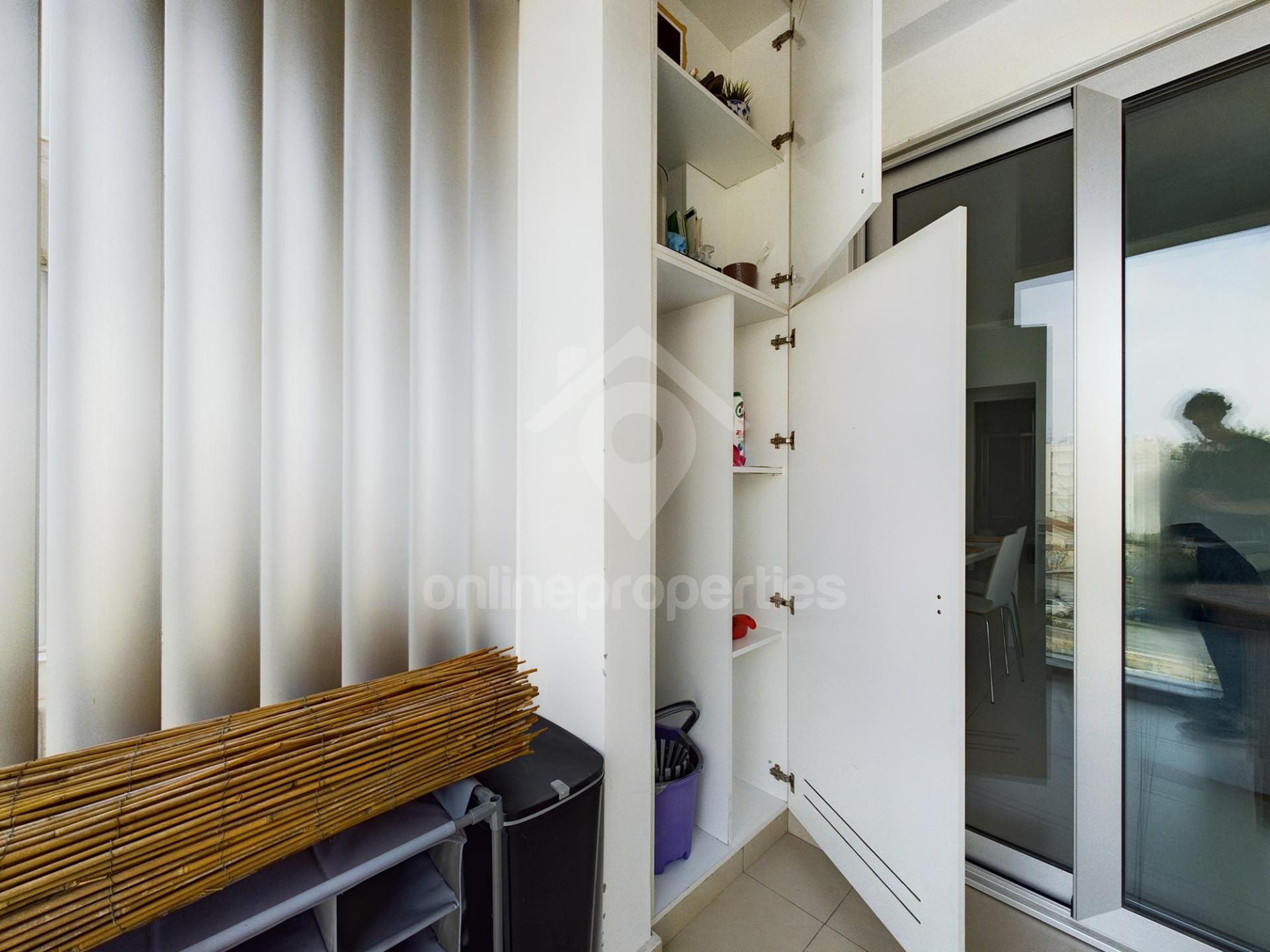 To change image, hover mouse over thumbnails below