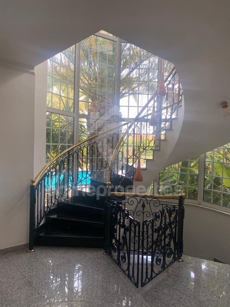 To change image, hover mouse over thumbnails below