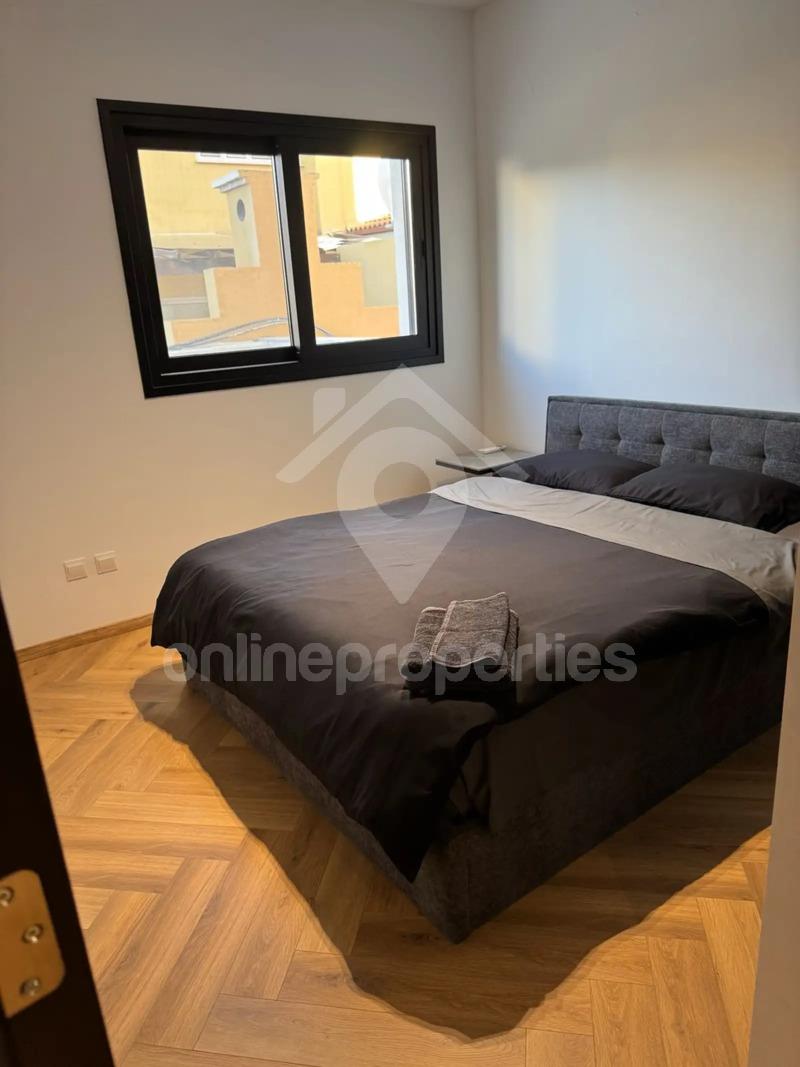 To change image, hover mouse over thumbnails below