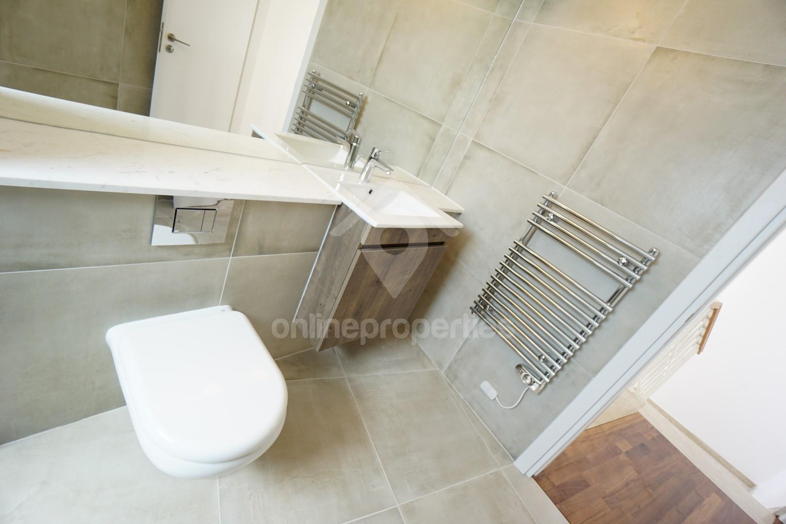 To change image, hover mouse over thumbnails below