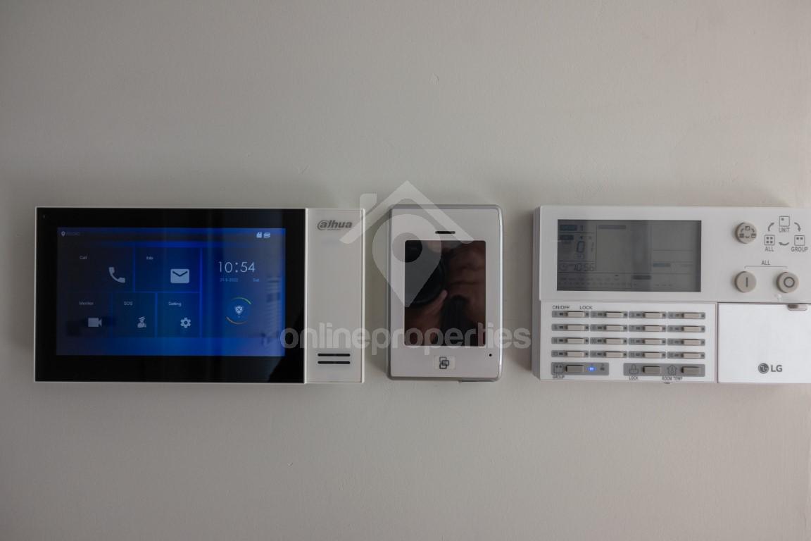 To change image, hover mouse over thumbnails below