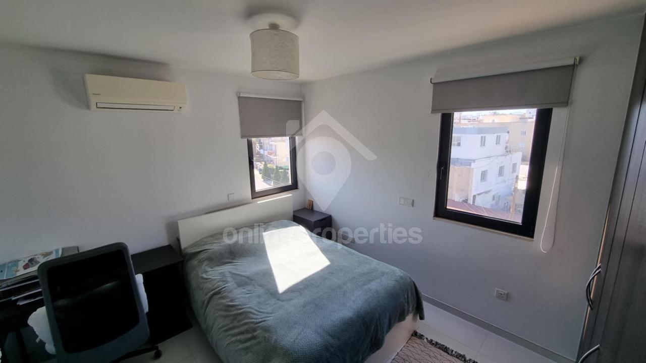 To change image, hover mouse over thumbnails below