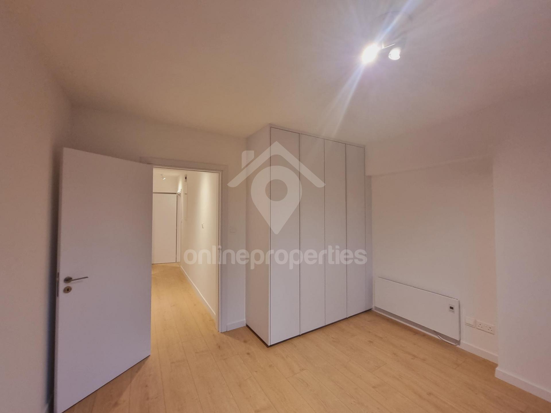 To change image, hover mouse over thumbnails below