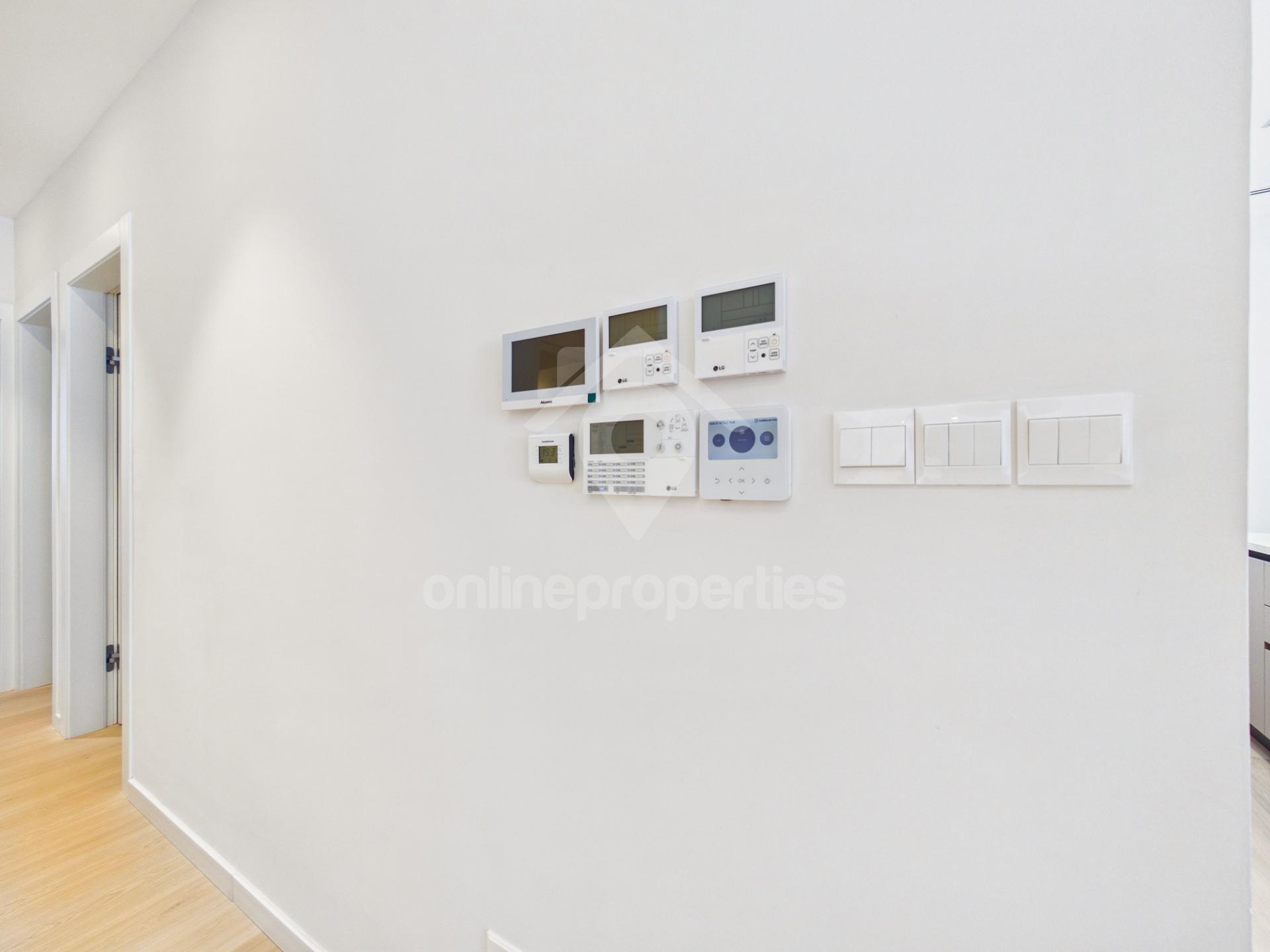 To change image, hover mouse over thumbnails below