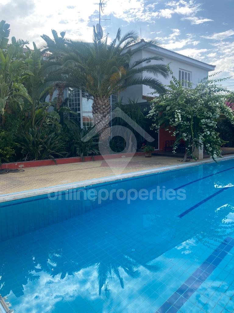 To change image, hover mouse over thumbnails below