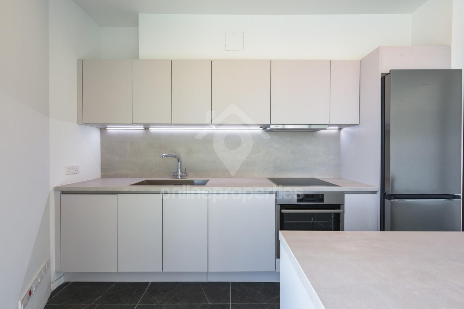 To change image, hover mouse over thumbnails below