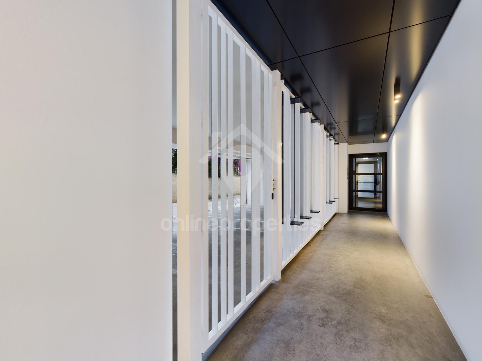 To change image, hover mouse over thumbnails below