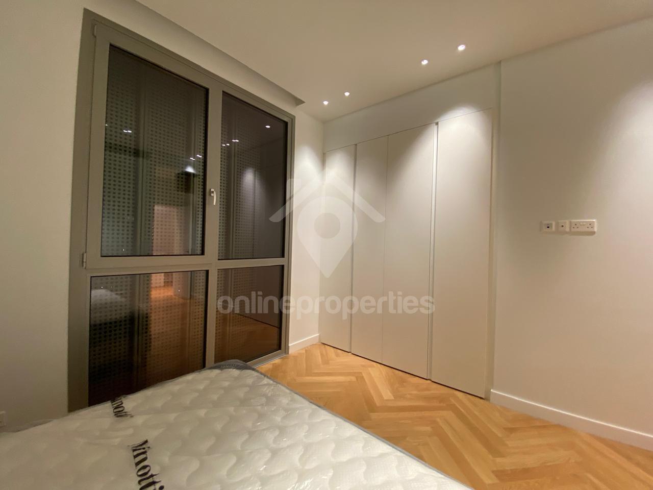 To change image, hover mouse over thumbnails below