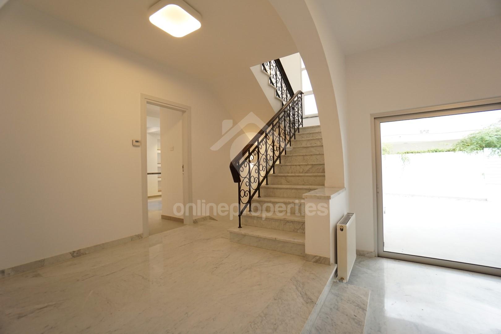 To change image, hover mouse over thumbnails below