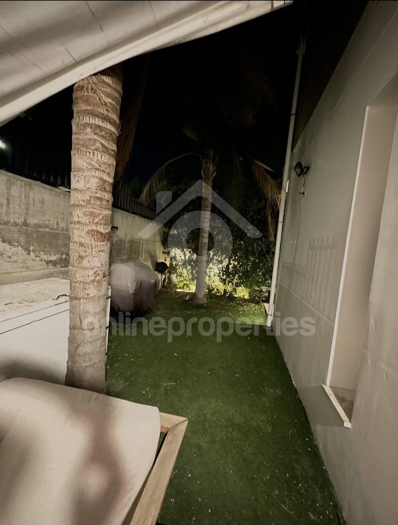 To change image, hover mouse over thumbnails below