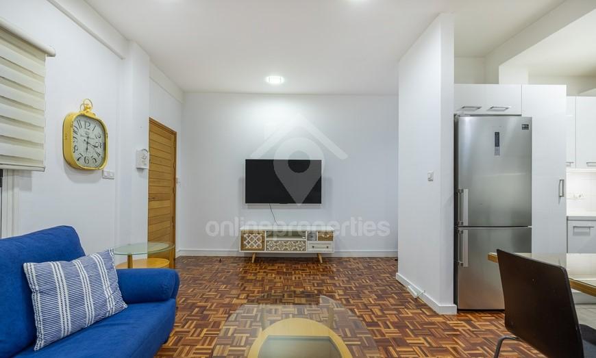 To change image, hover mouse over thumbnails below