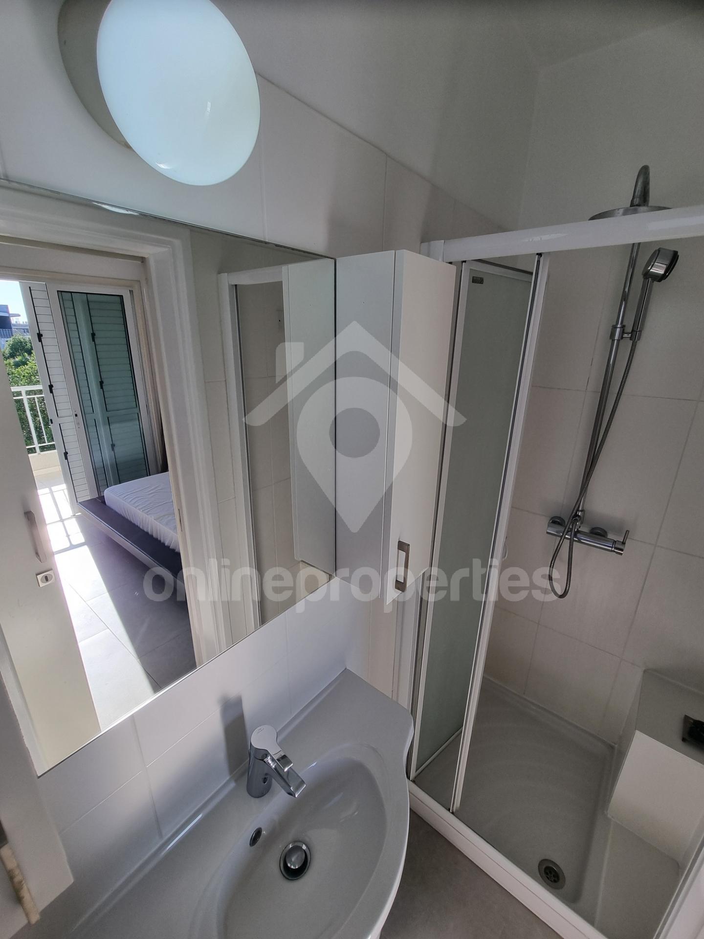 To change image, hover mouse over thumbnails below