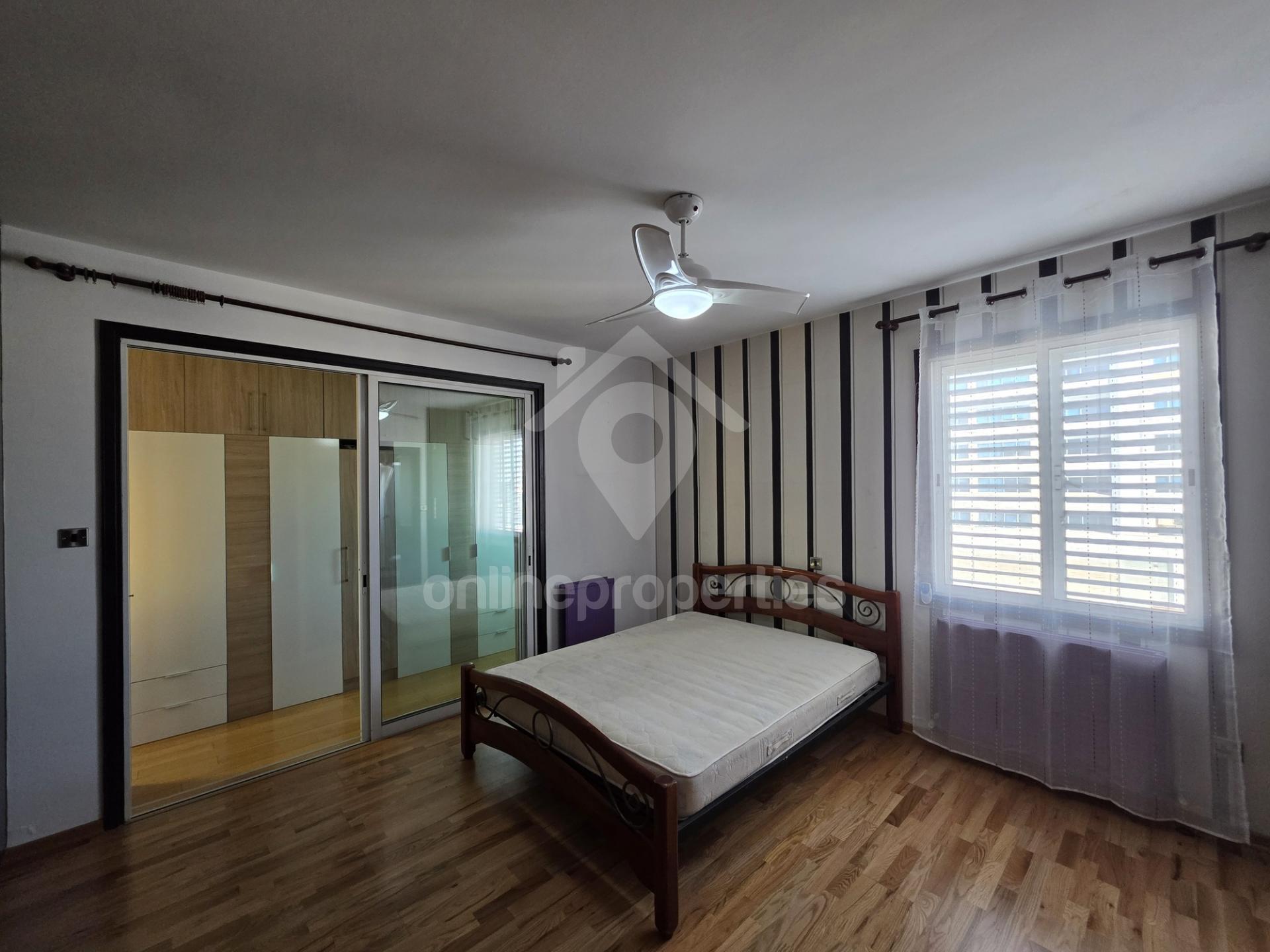 To change image, hover mouse over thumbnails below