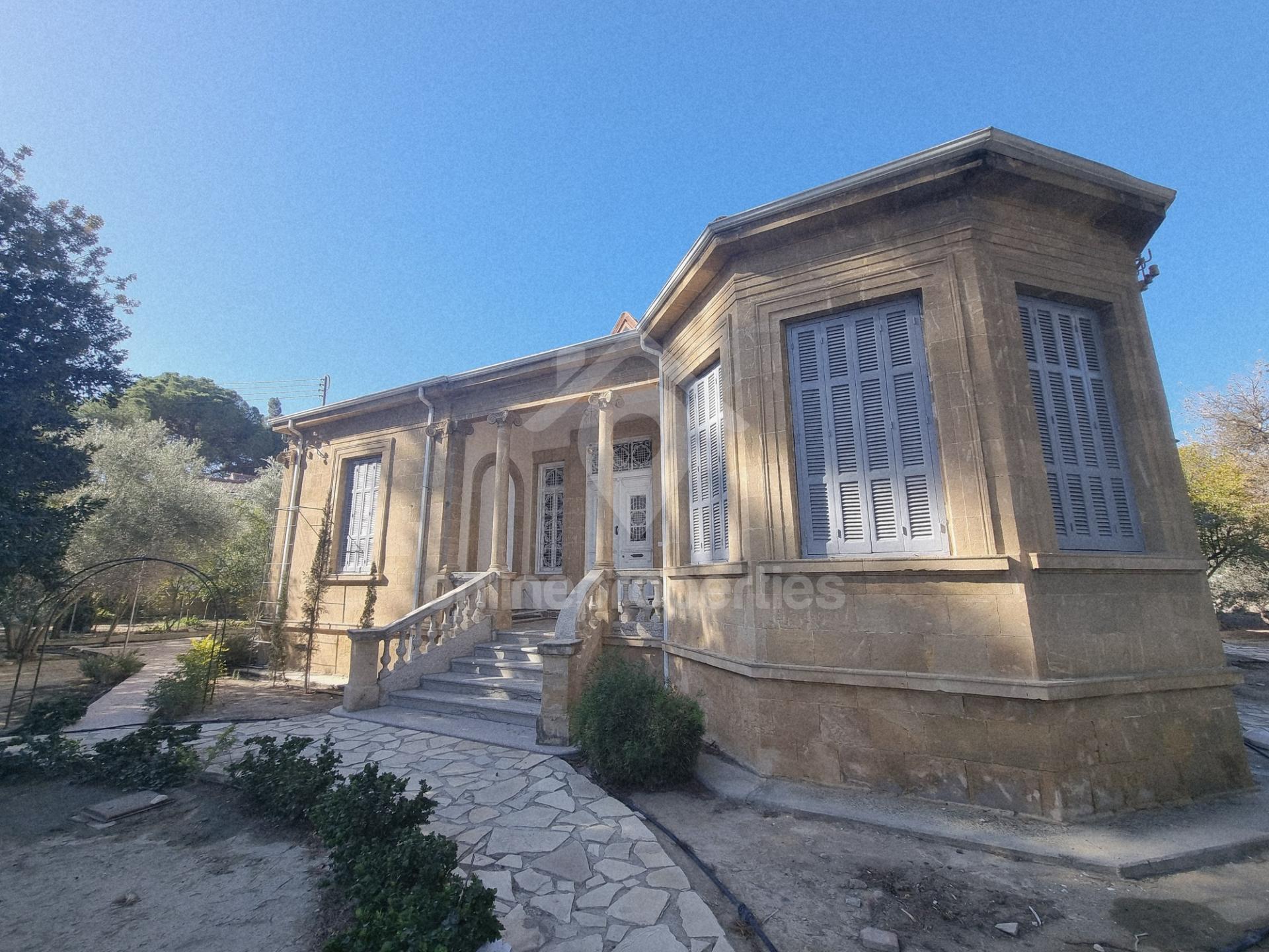 To change image, hover mouse over thumbnails below