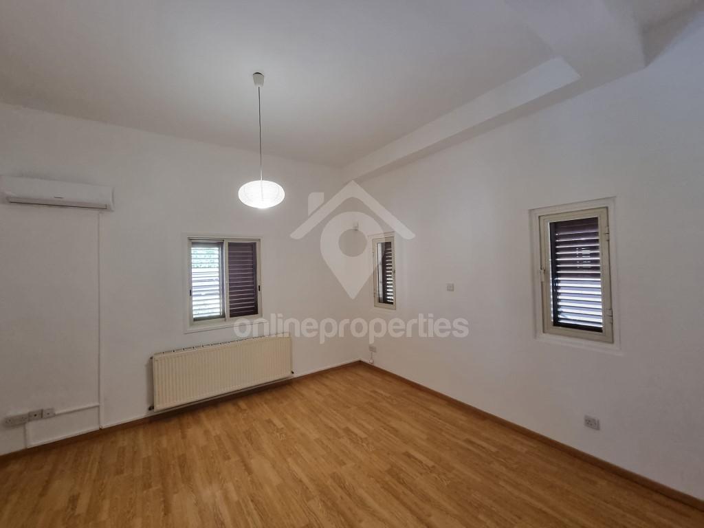 To change image, hover mouse over thumbnails below