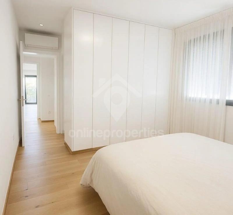 To change image, hover mouse over thumbnails below