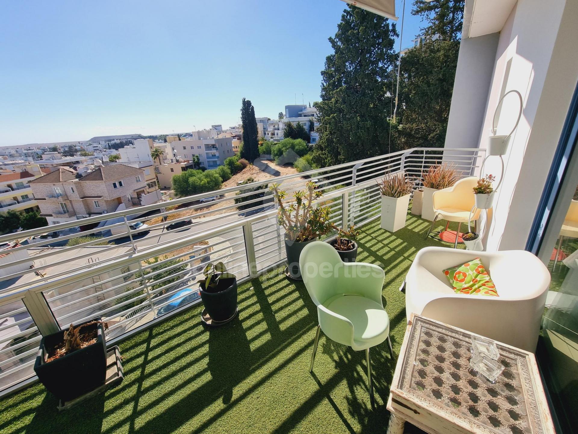 To change image, hover mouse over thumbnails below