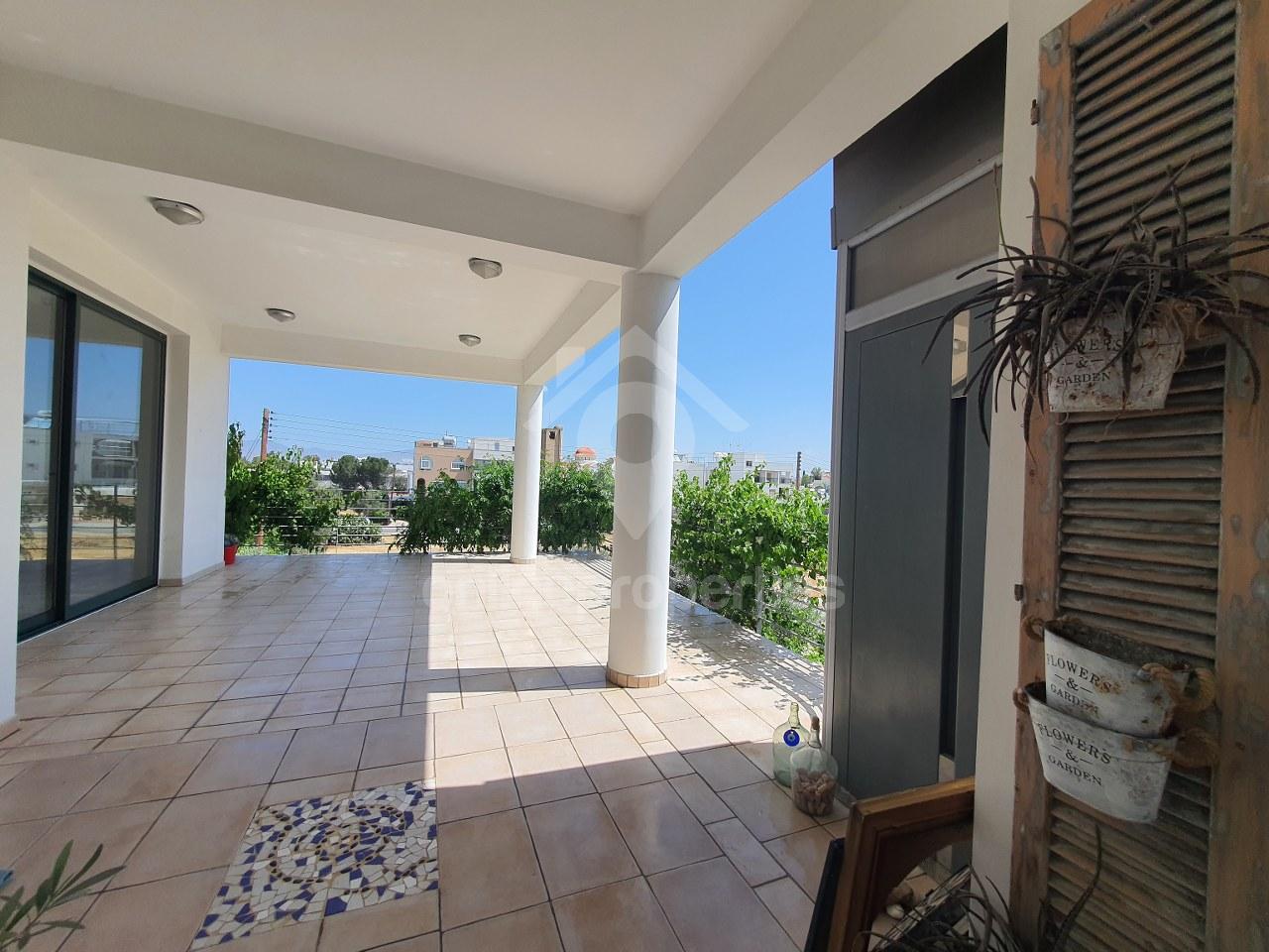 To change image, hover mouse over thumbnails below