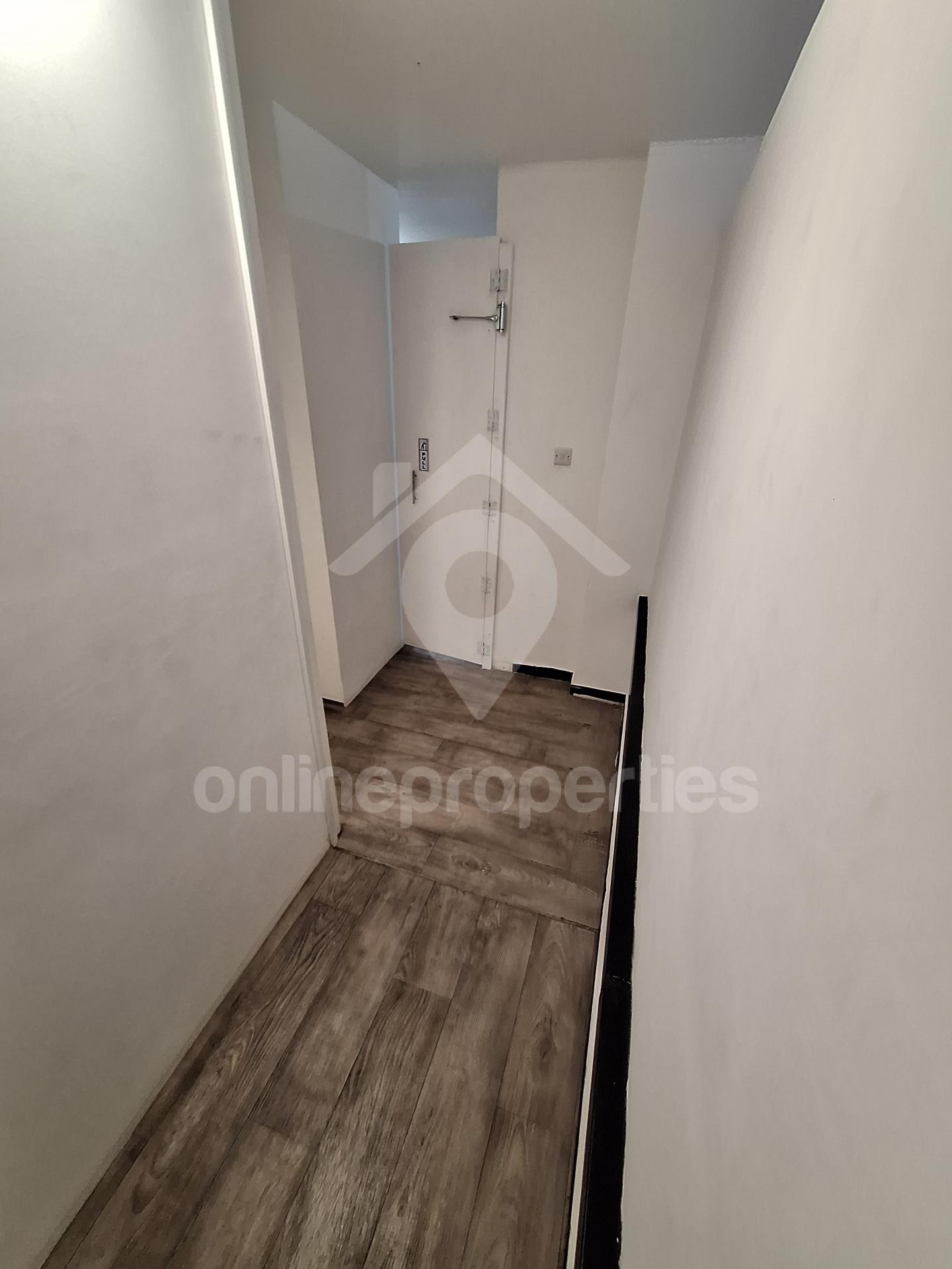 To change image, hover mouse over thumbnails below