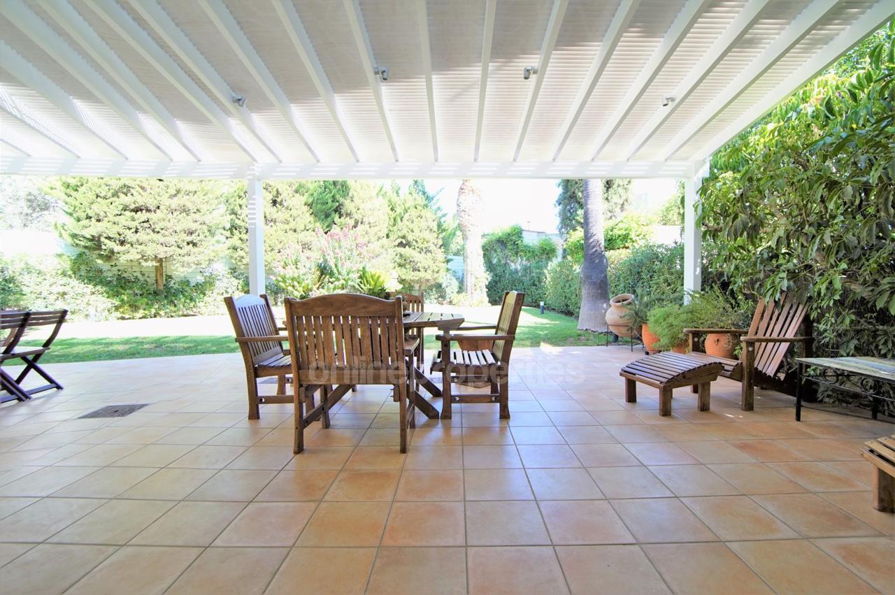 To change image, hover mouse over thumbnails below