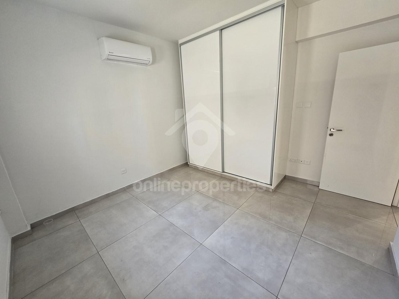 To change image, hover mouse over thumbnails below