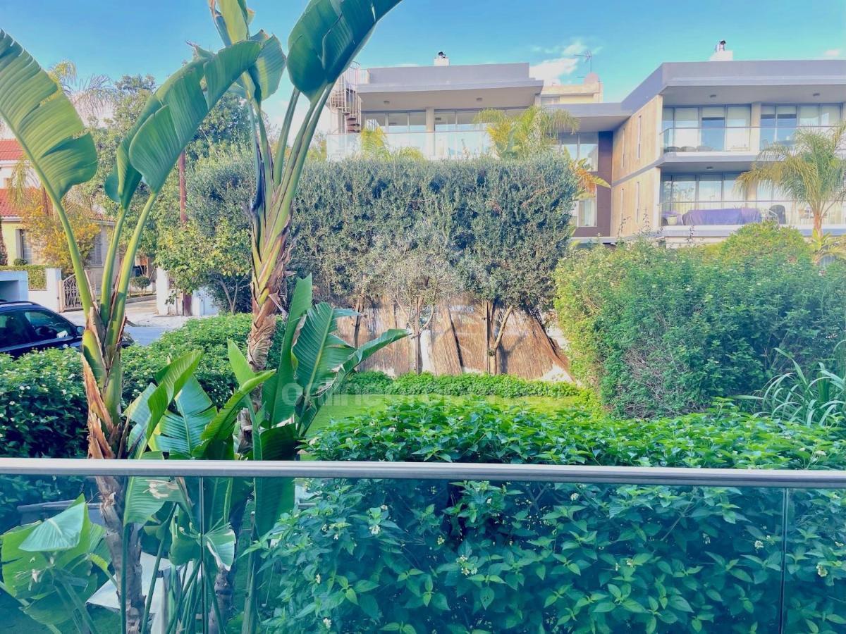 To change image, hover mouse over thumbnails below