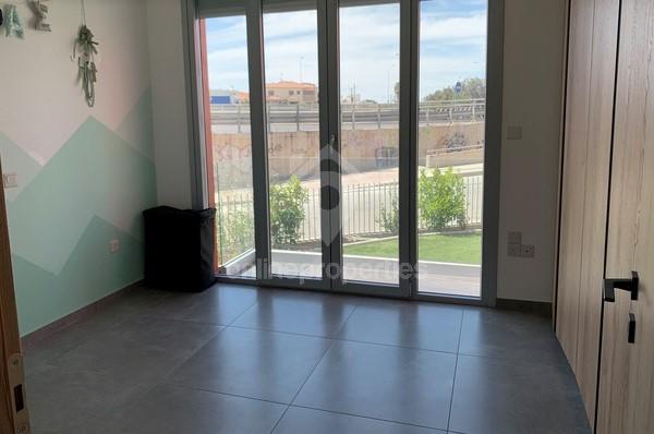 To change image, hover mouse over thumbnails below