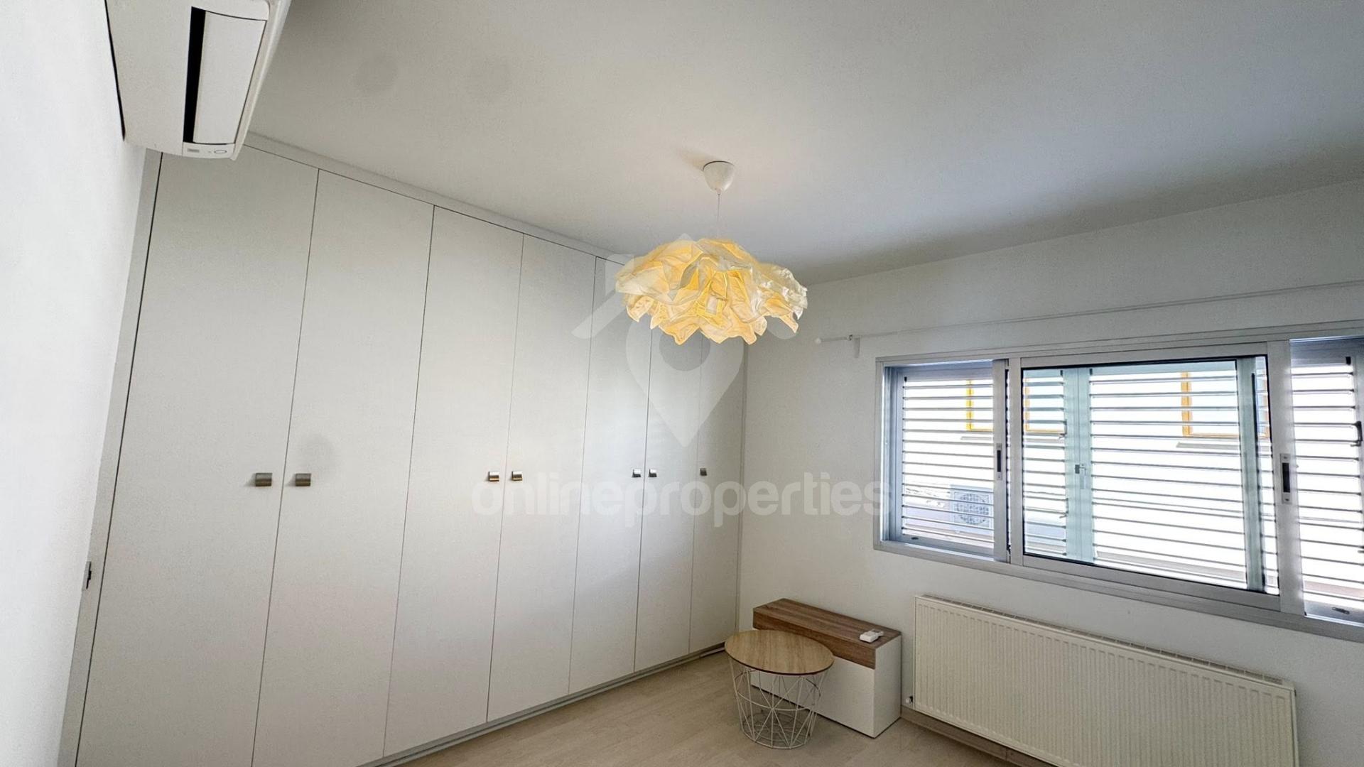 To change image, hover mouse over thumbnails below