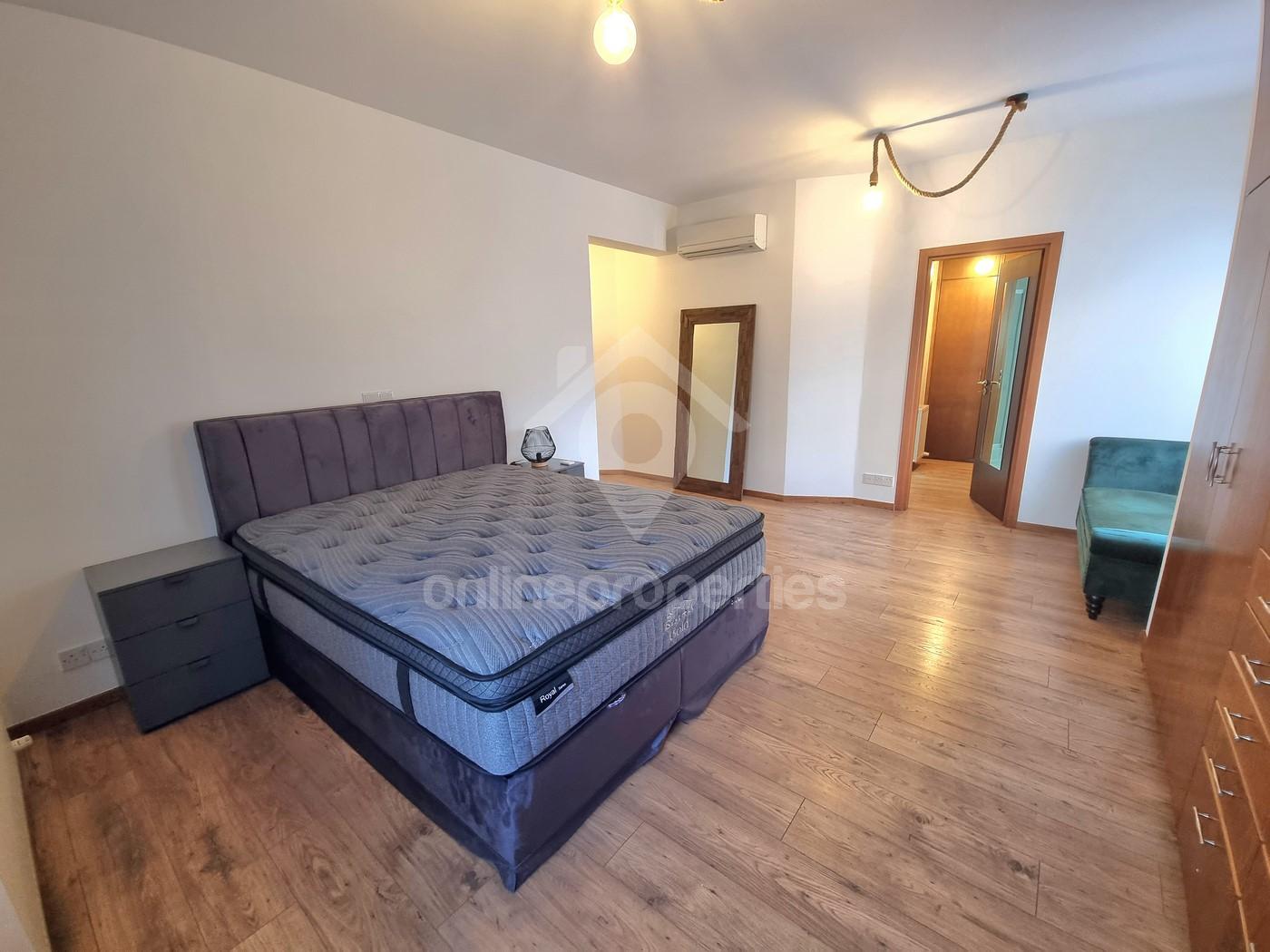 To change image, hover mouse over thumbnails below