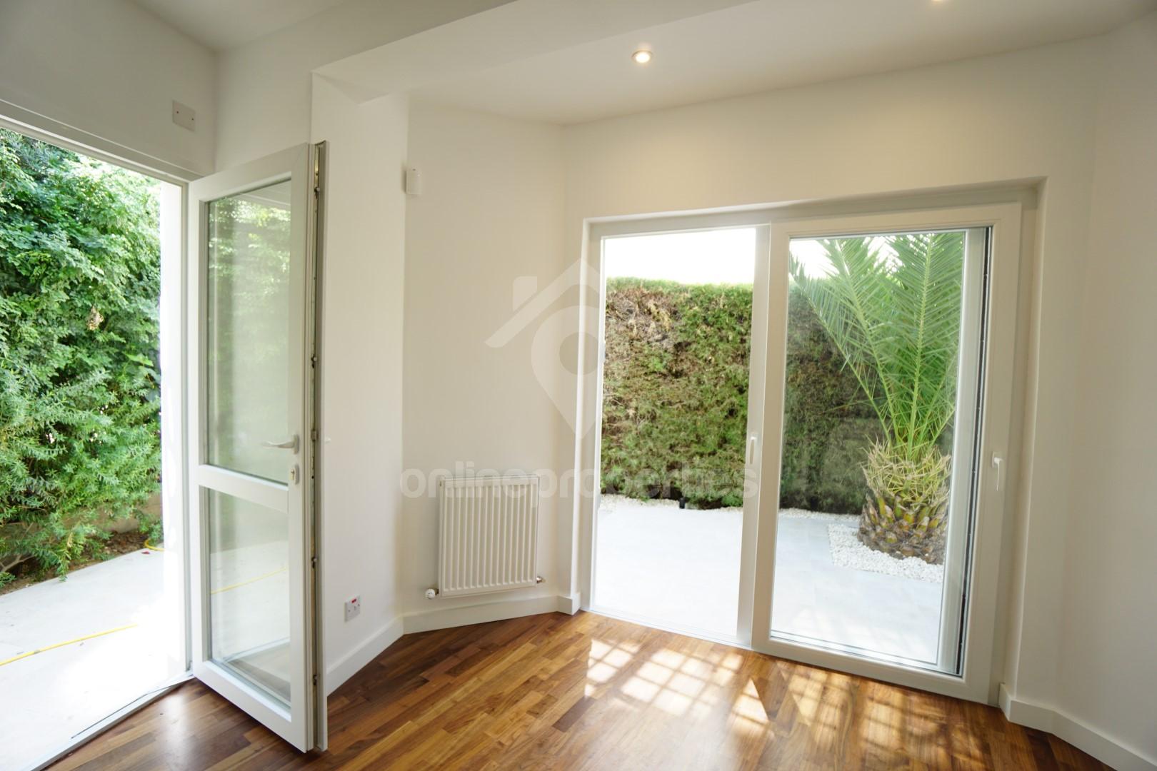 To change image, hover mouse over thumbnails below